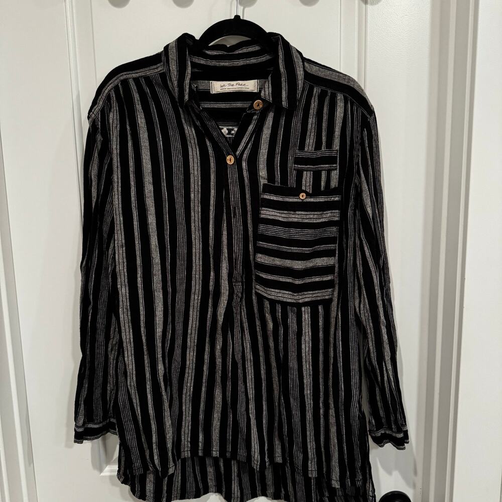 We the Free women’s pull over Top - Size Medium